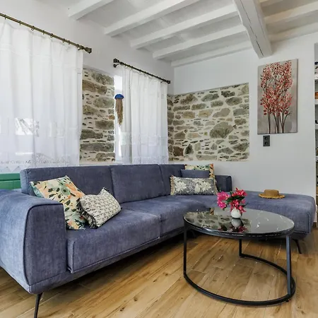 בית נופש Larimis House לוטראקי